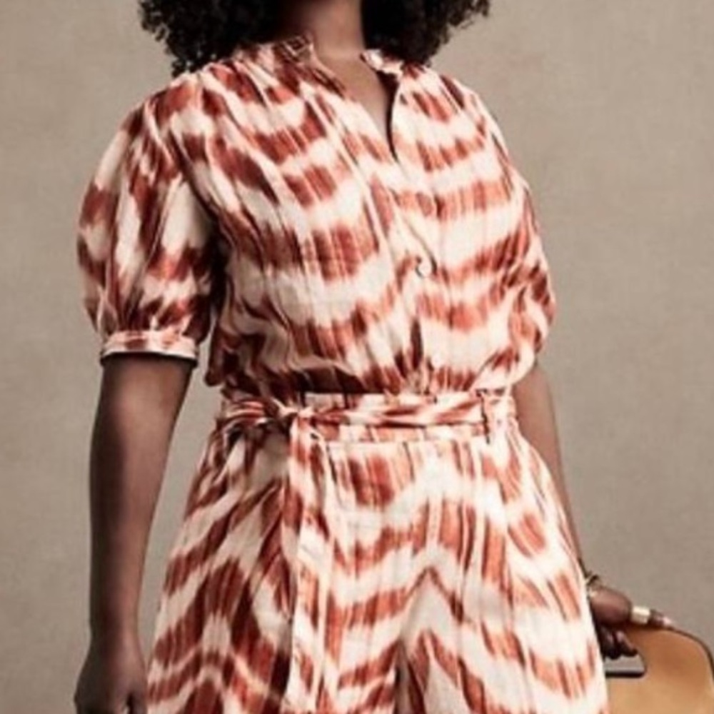Banana Republic Women's Red and White Button-Up Top